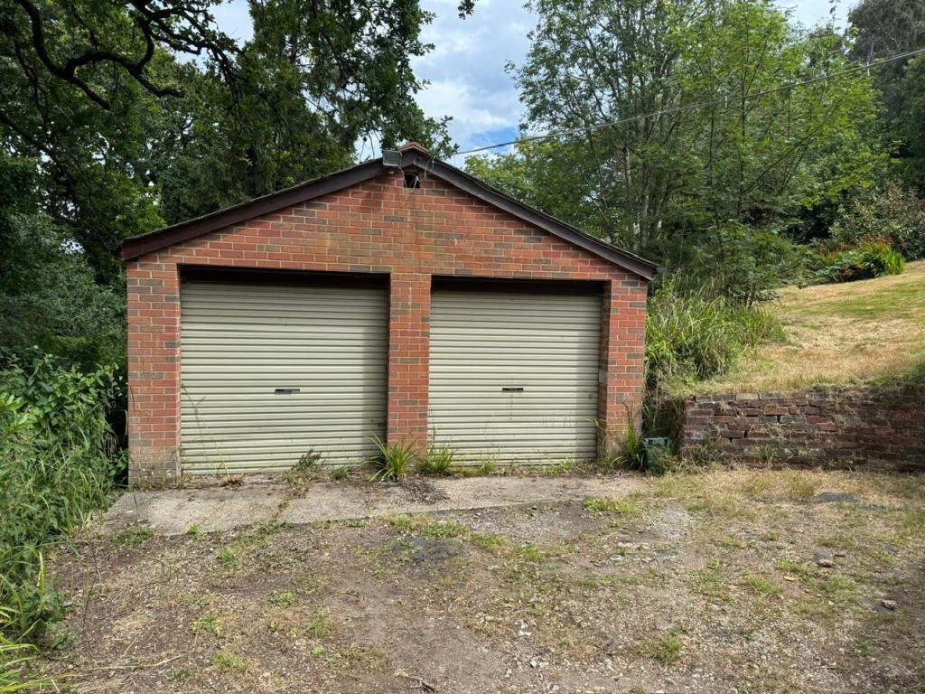 Lot: 140 - CHALET BUNGALOW ON ONE ACRE PLOT IN SEMI-RURAL LOCATION - Double garage